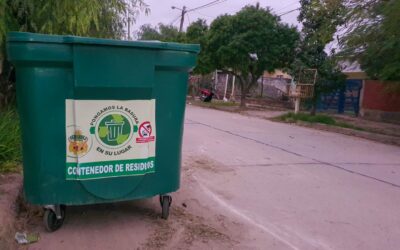 El municipio de Fernández avanza en la lucha contra mini basurales con la colocación de contenedores de basura