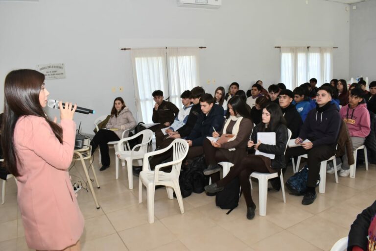 J&oacute;venes del secundario fueron parte de un conversatorio sobre salud mental
