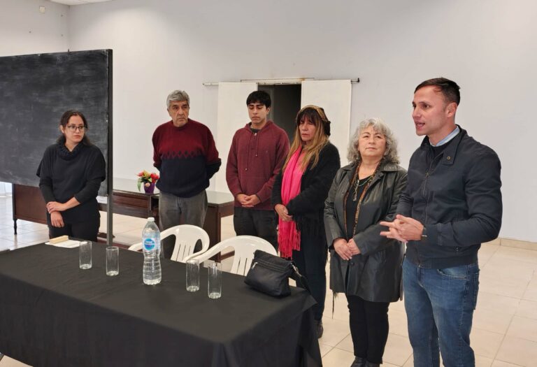 El municipio y la EAyO de la Unse pusieron en marcha un curso de tapicer&iacute;a b&aacute;sica